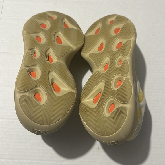Adidas Yeezy700 V3 Safflower - Picture 4 of 9